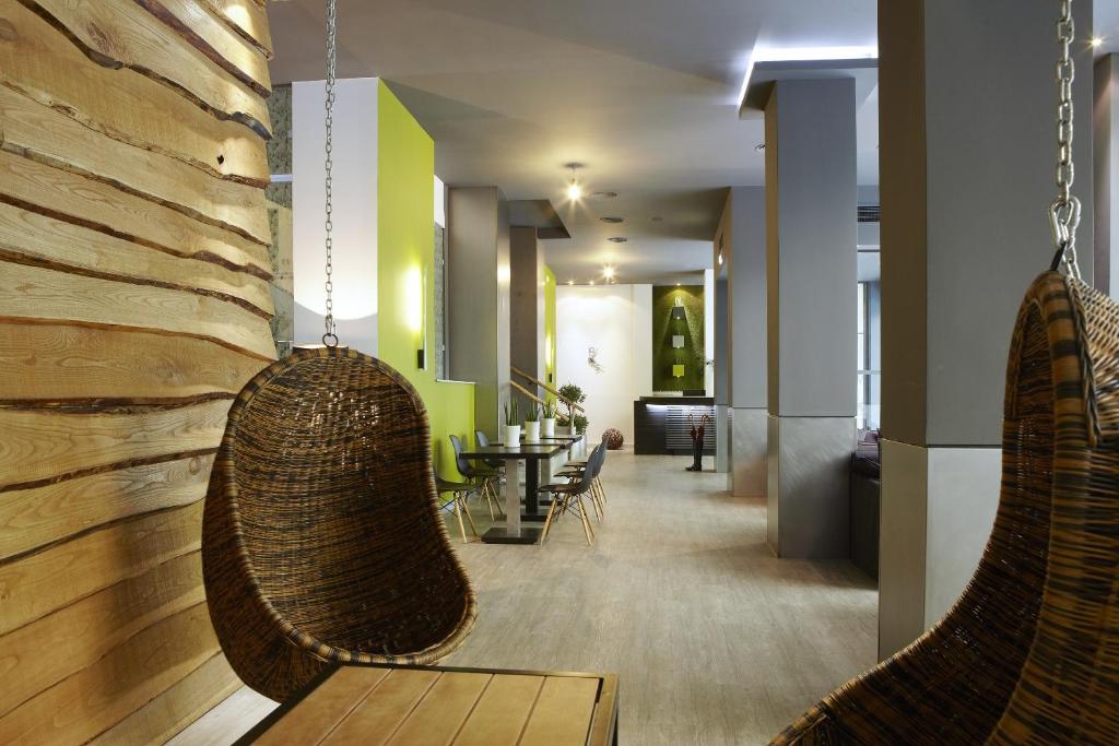 un pasillo con 2 hamacas colgantes en un edificio en City Hotel Thessaloniki en Tesalónica