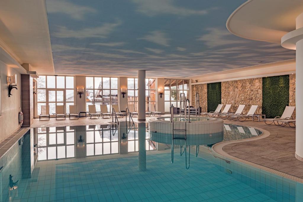 Bazén v ubytování Hotel Unterwirt nebo v jeho okolí