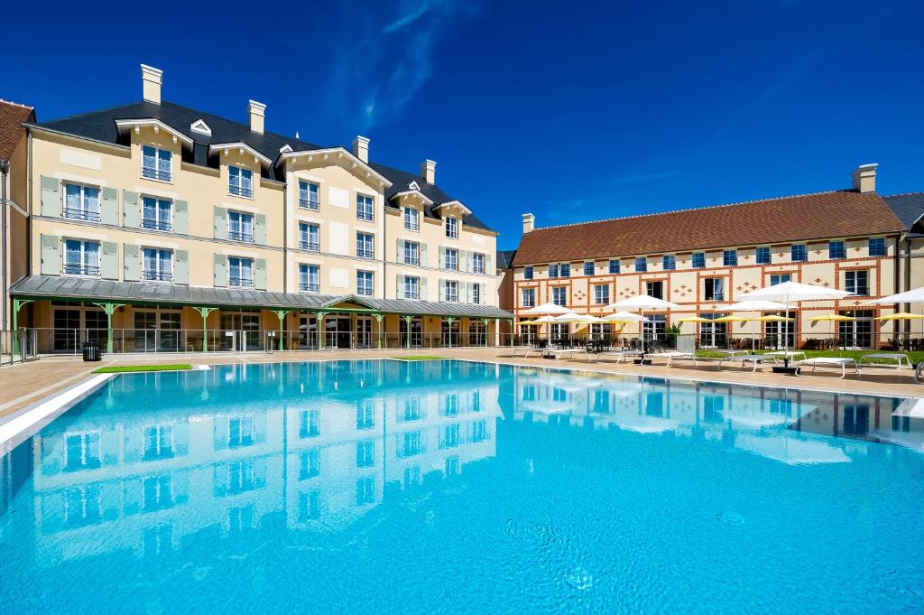 une grande piscine en face d'un hôtel dans l'établissement Staycity Aparthotels near Disneyland Paris, à Bailly-Romainvilliers