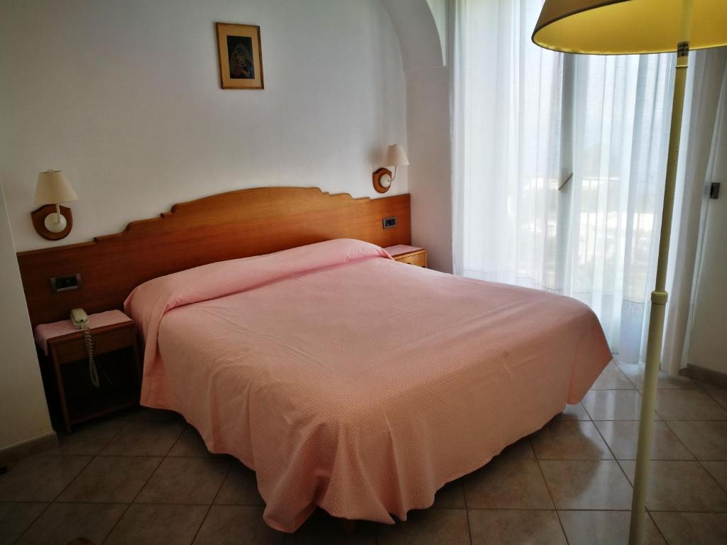 Postel nebo postele na pokoji v ubytování Hotel Biancamaria