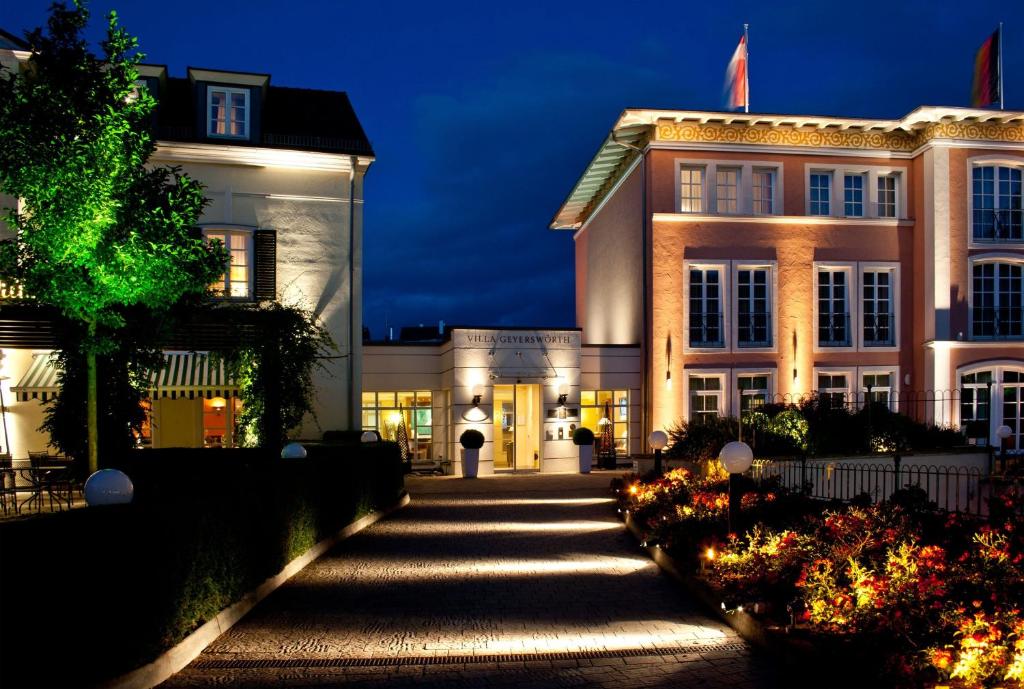 een groot wit gebouw met 's nachts verlichting bij Hotel Villa Geyerswörth in Bamberg