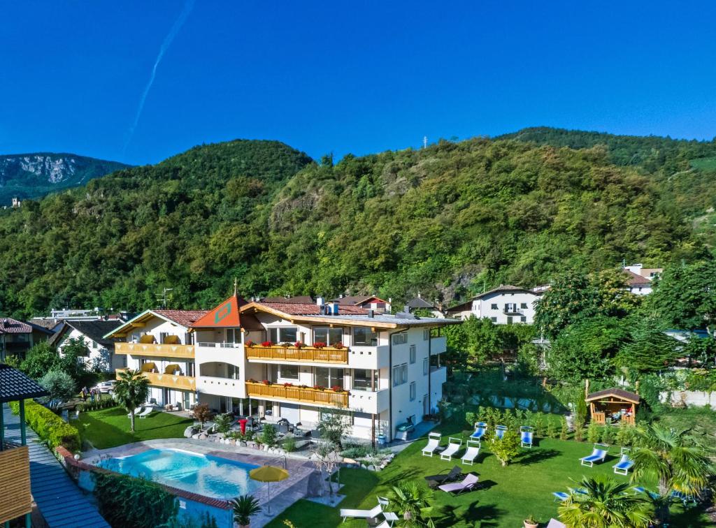 Nespecifikovaný výhled na hory nebo výhled na hory při pohledu z hotelu