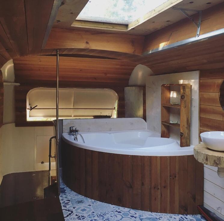 La grande salle de bains est pourvue d'une baignoire et d'un lavabo. dans l'établissement Cosmic English Bus 2 floor, à Mimizan