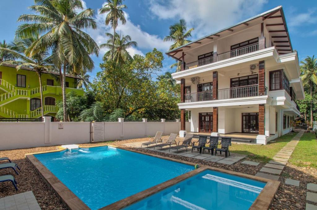 een villa met een zwembad voor een huis bij Villa Calangute Phase 12 in Calangute