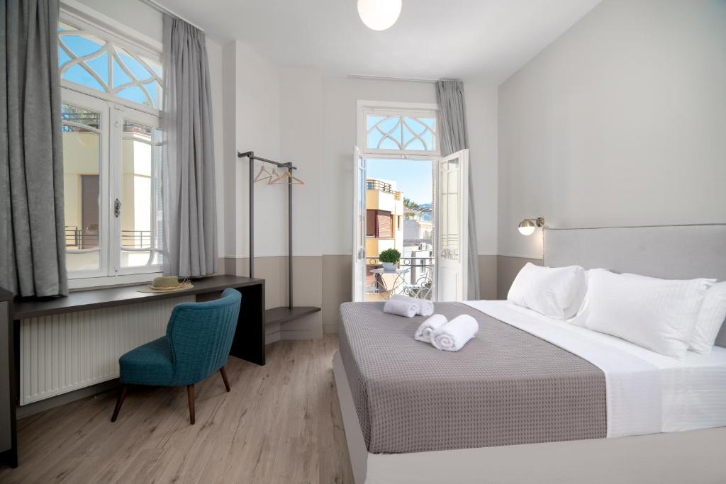 Postel nebo postele na pokoji v ubytování Plaka Arch Suites