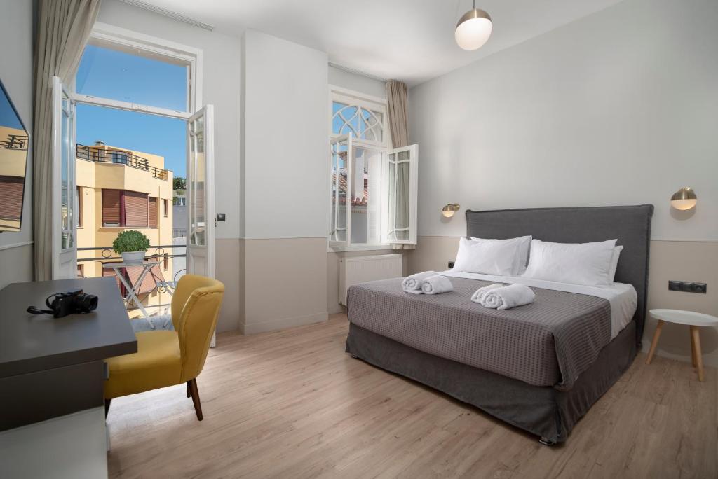 Postel nebo postele na pokoji v ubytování Plaka Arch Suites