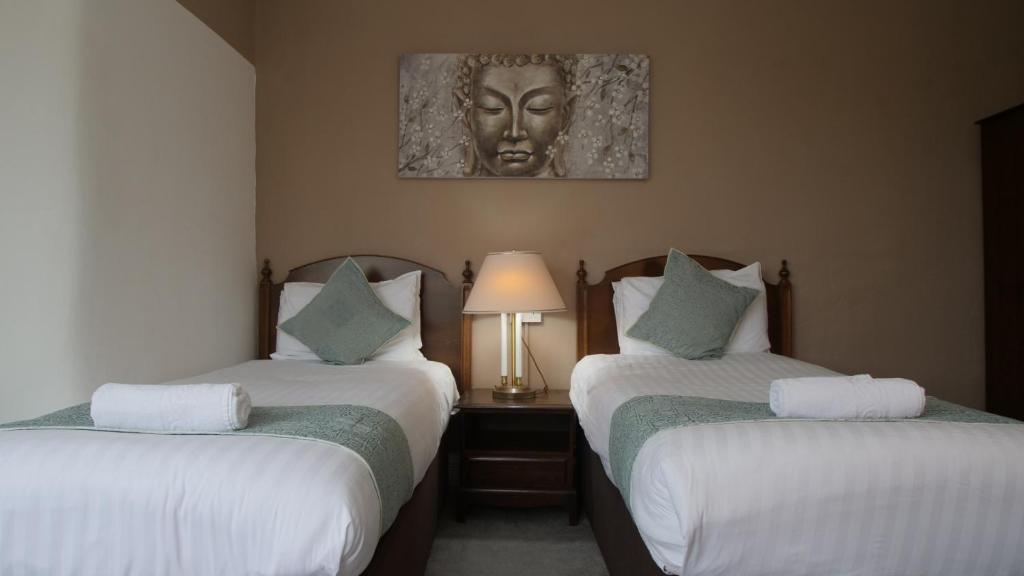The Broadway Hotel - Twin Room With Christmas Package