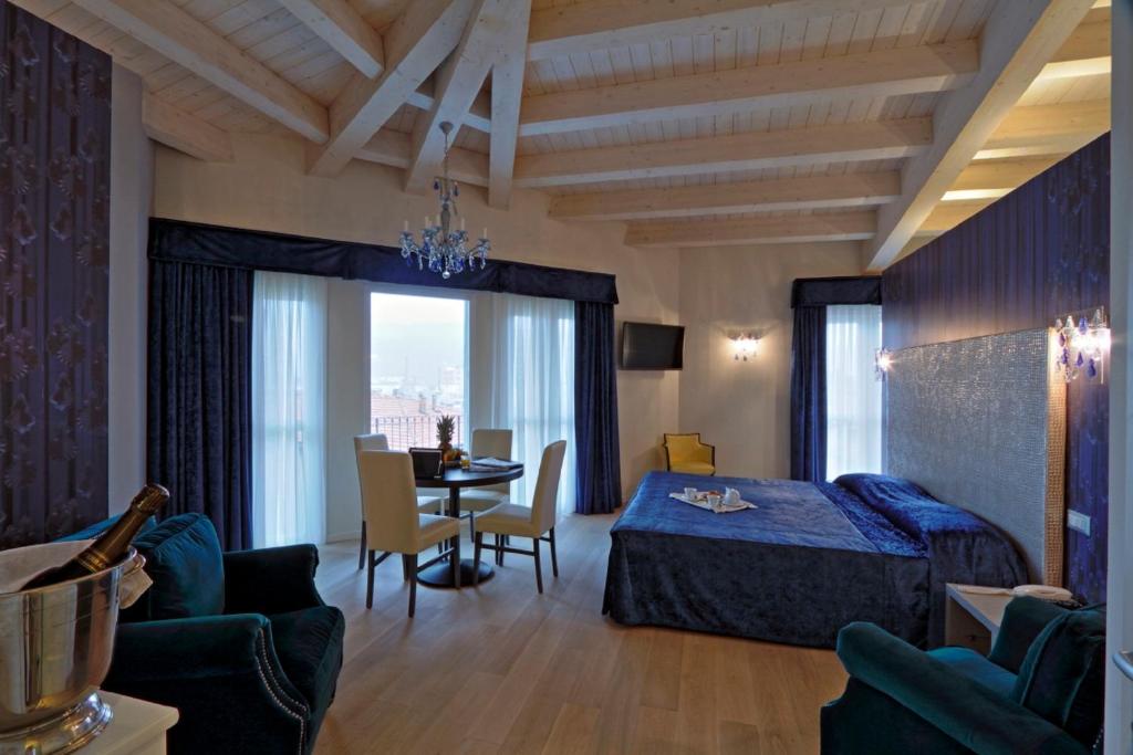 A bed or beds in a room at Boutique Hotel Calzavecchio