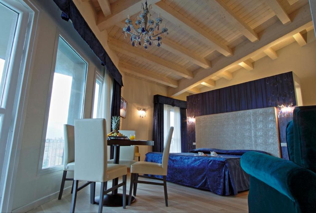 A bed or beds in a room at Boutique Hotel Calzavecchio