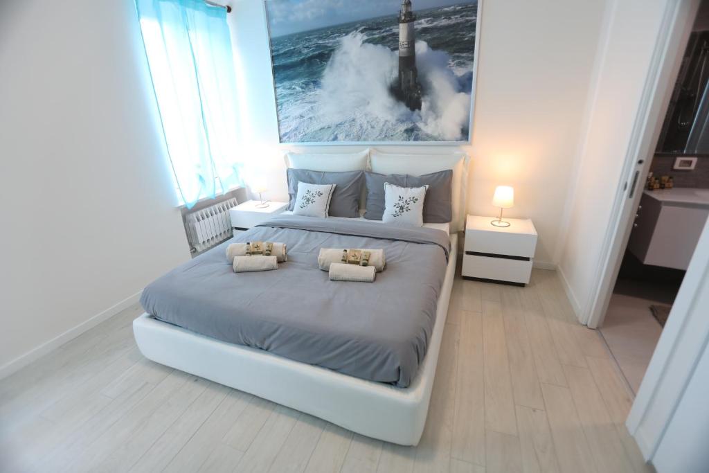 una camera da letto con un grande letto con due cuscini di Casa Magenta Apartment 3 a Valeggio sul Mincio