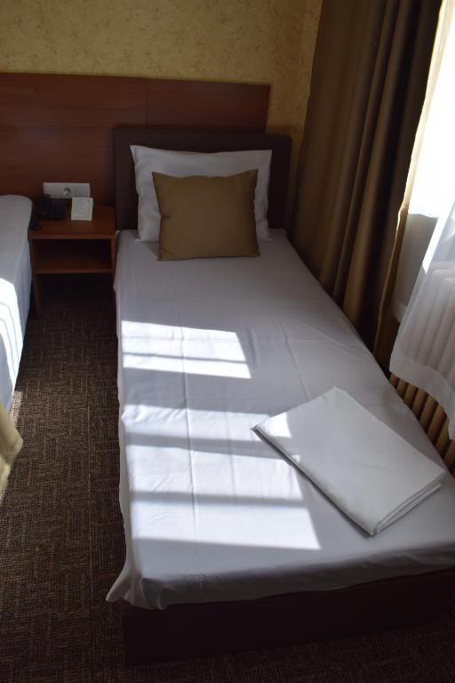 Postel nebo postele na pokoji v ubytování Slavyanska Beseda Hotel