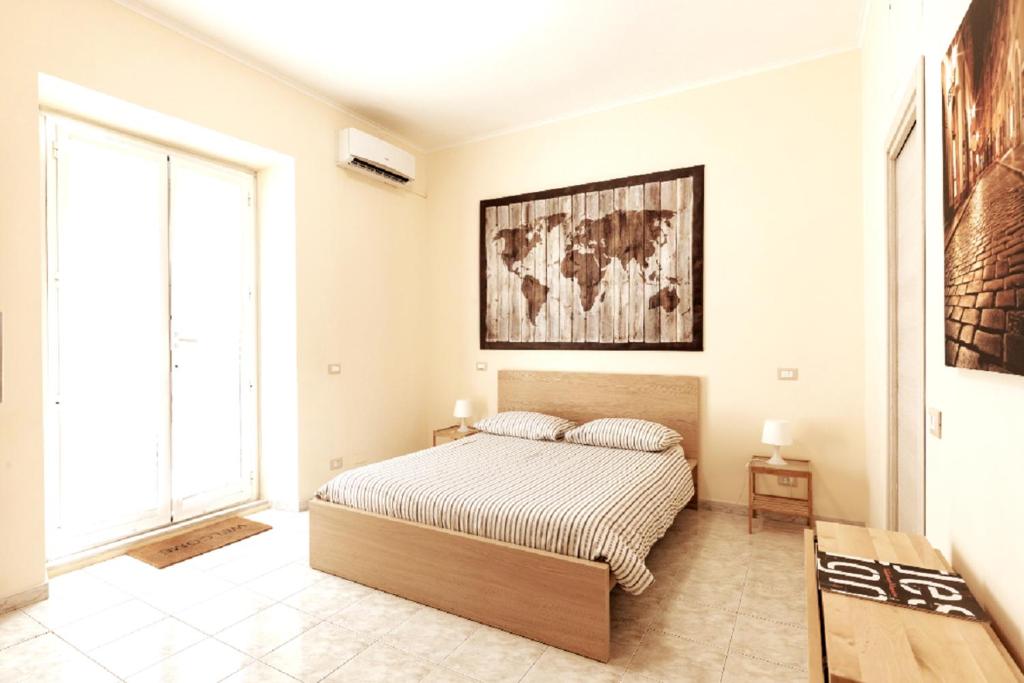 ローマにあるRoma flatのベッドルーム1室(ベッド1台付)が備わります。壁には絵画が飾られています。