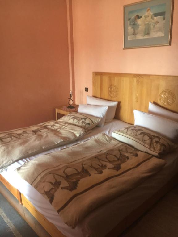 dwa łóżka siedzące obok siebie w sypialni w obiekcie Appartement Elias Marrakech w Marakeszu