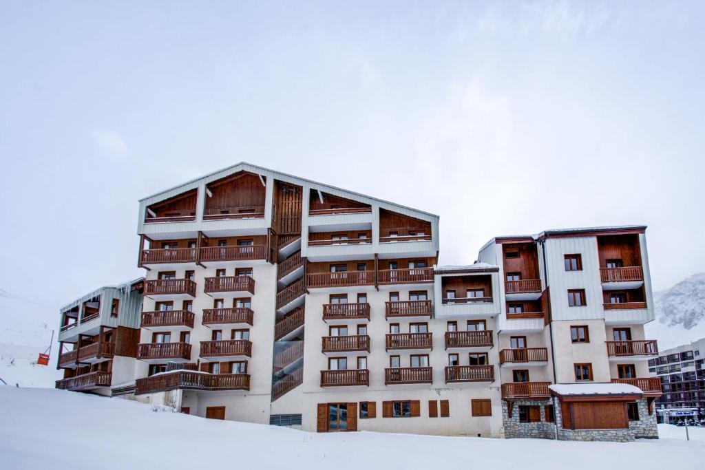 a tall building in the snow with snow covered at Vacancéole - Le Borsat IV in Tignes
