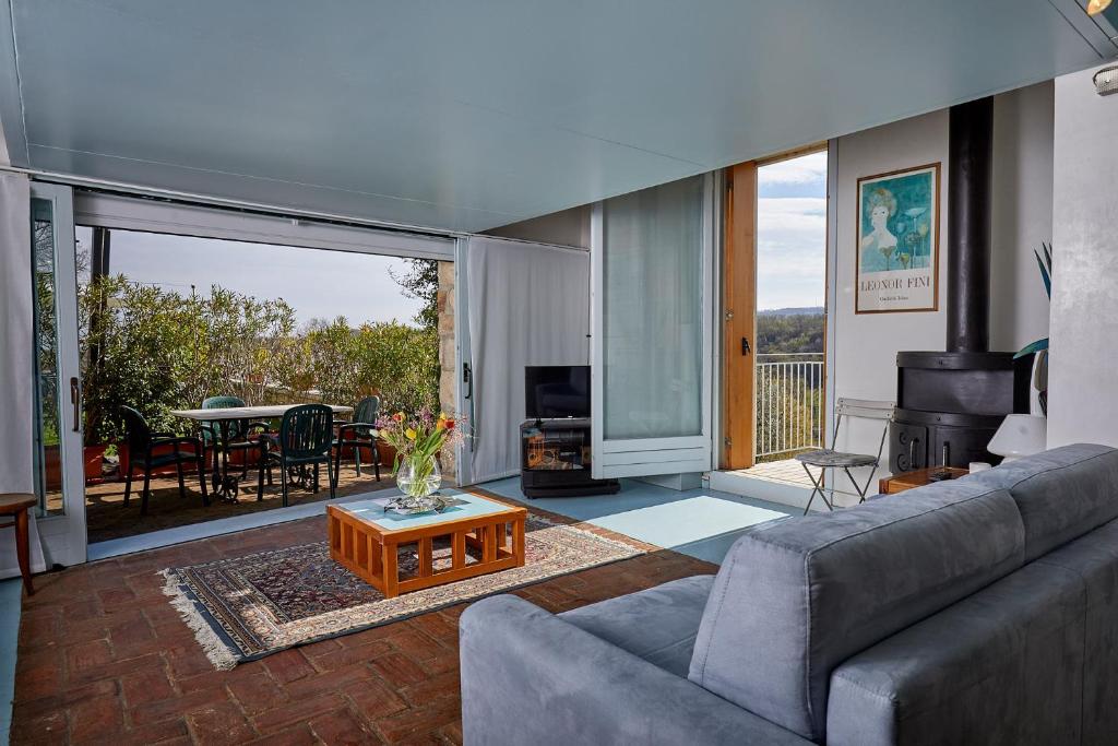 a living room with a couch and a table at Agriturismo Le Vescovane in Longare