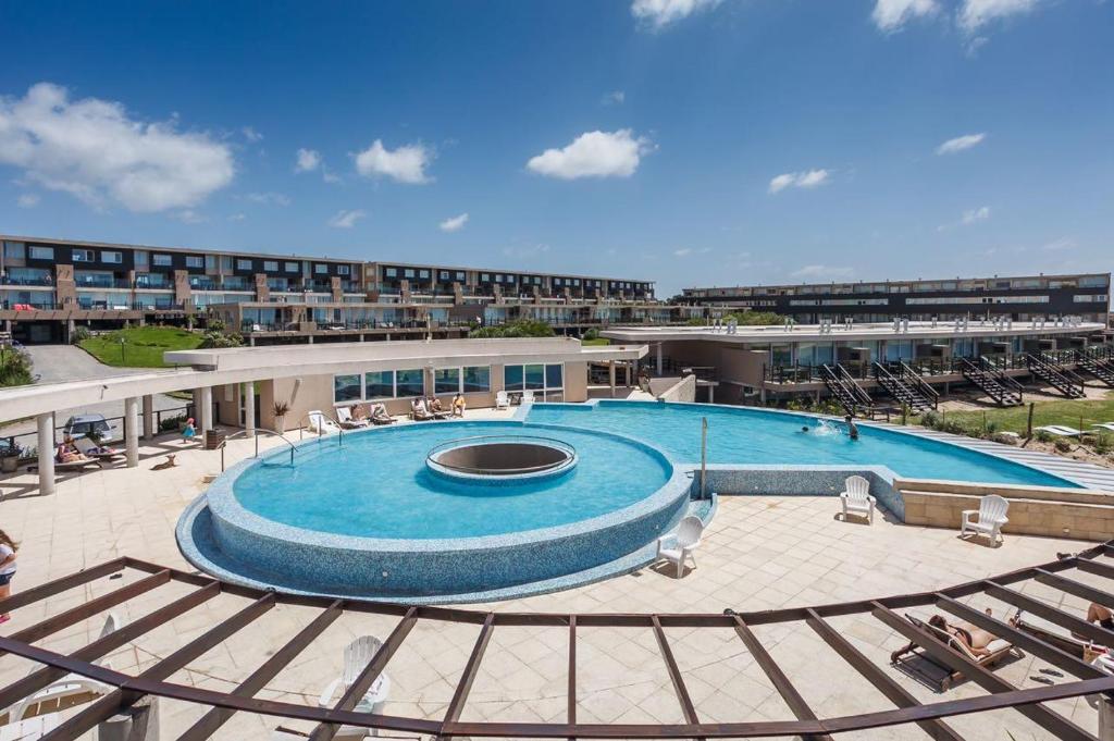 una grande piscina di fronte a un edificio di Linda Bay Premium Resort a Mar de las Pampas