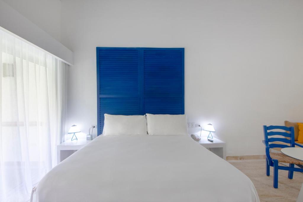 Postel nebo postele na pokoji v ubytování Viva V Samana by Wyndham, A Trademark Adults All Inclusive