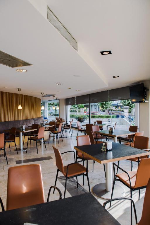 A restaurant or other place to eat at Gran Hotel Victoria