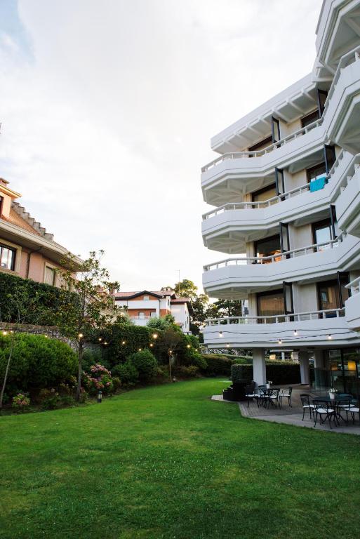 A garden outside Gran Hotel Victoria