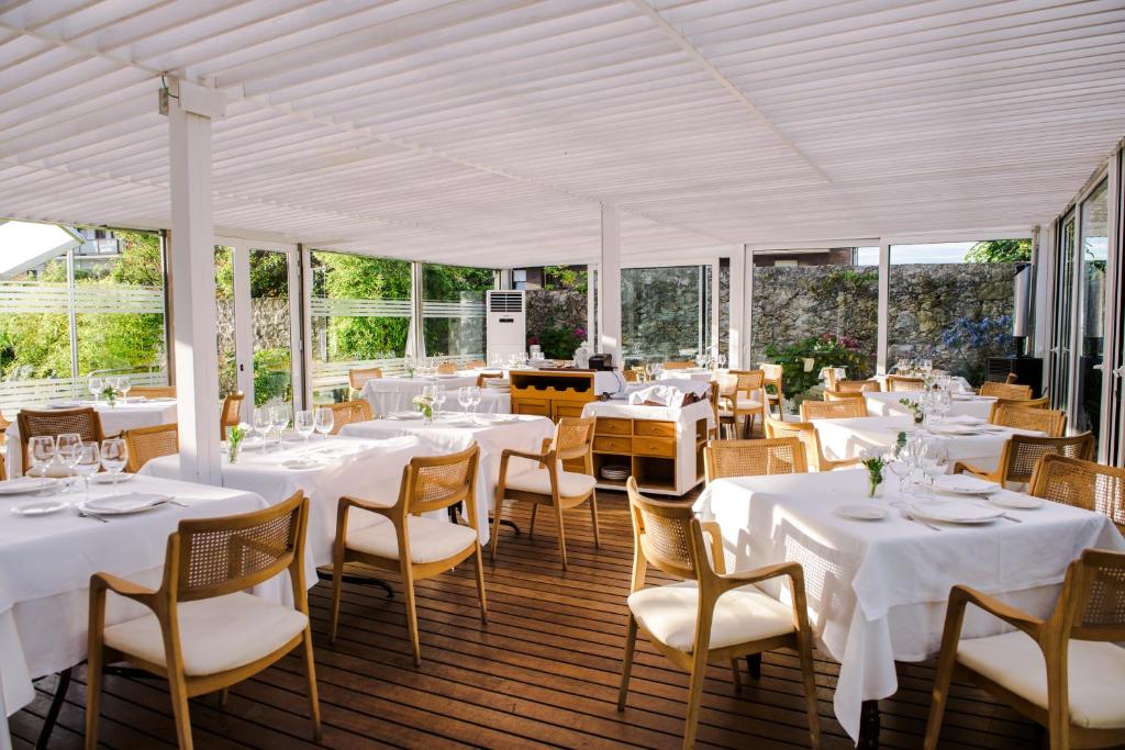 A restaurant or other place to eat at Gran Hotel Victoria