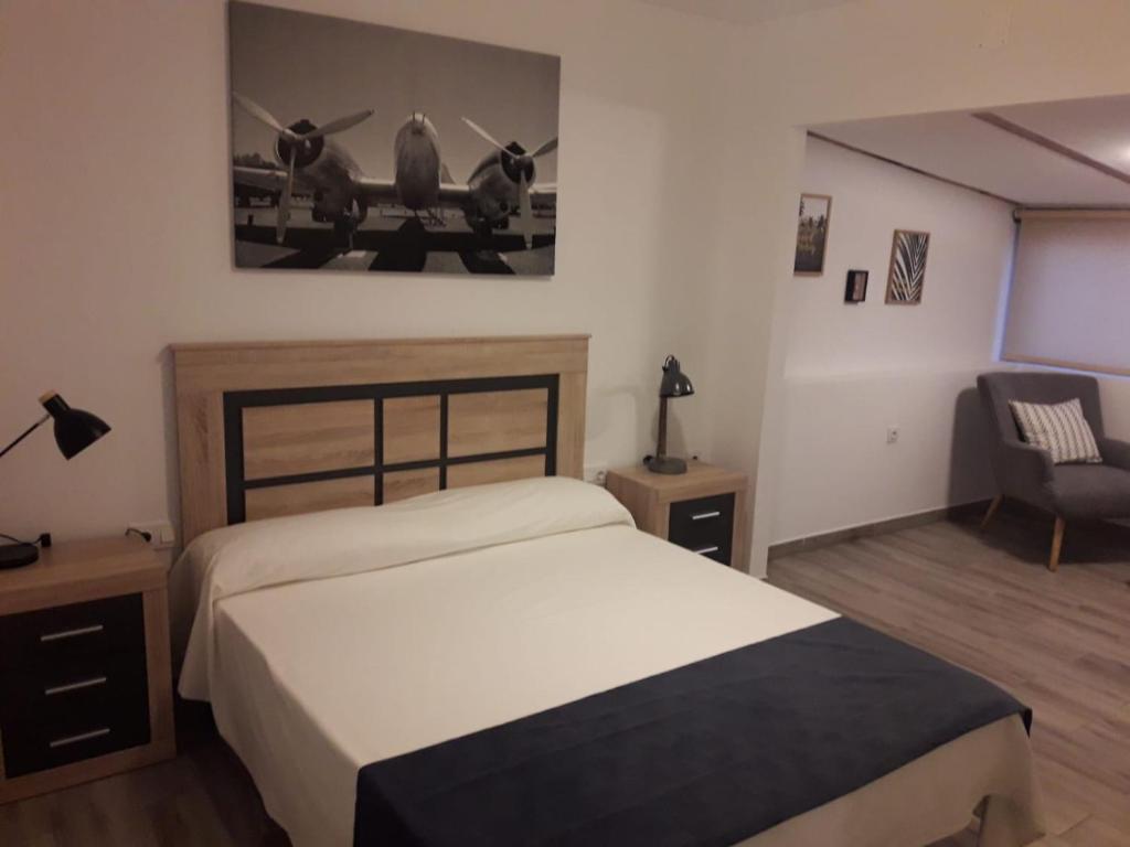 1 dormitorio con 1 cama y 1 silla en PARADISE FUERTEVENTURA, en Morro del Jable