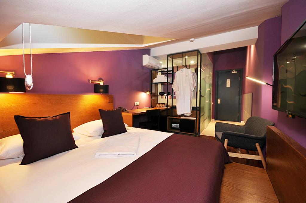Postel nebo postele na pokoji v ubytování Elle Boutique Hotel