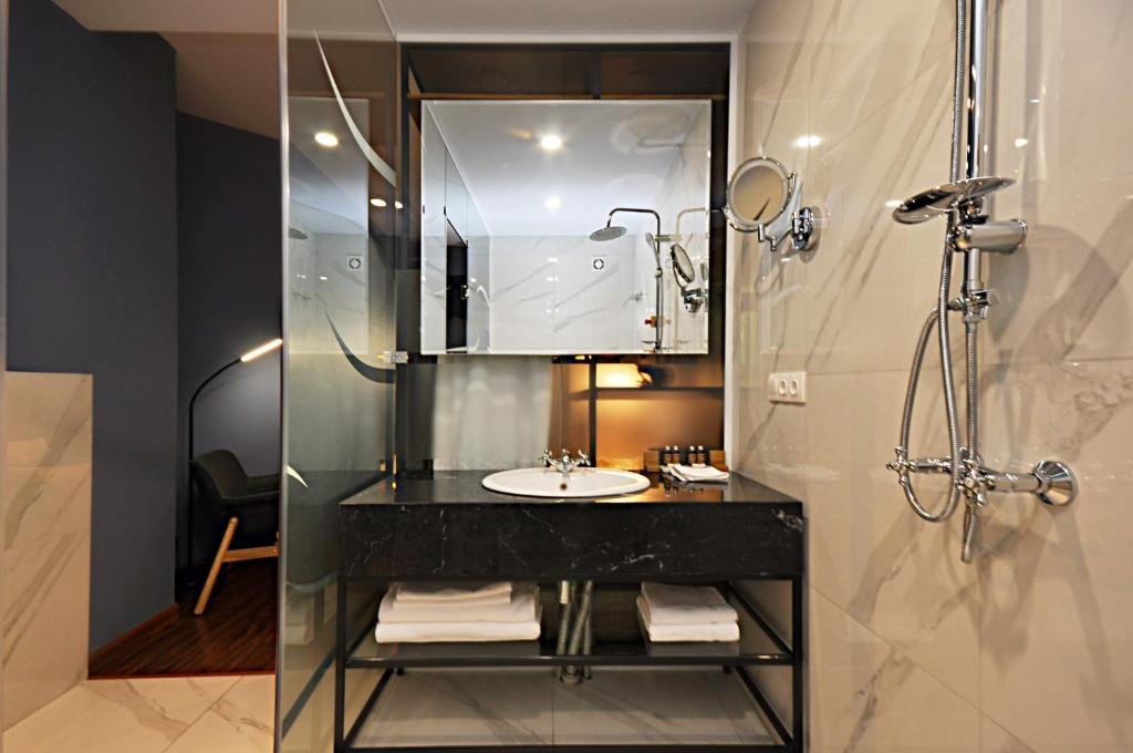 Koupelna v ubytování Elle Boutique Hotel
