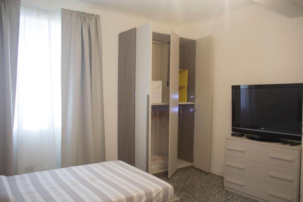 TV a/nebo společenská místnost v ubytování Rho-Fiera - Appartamento in antica cascina