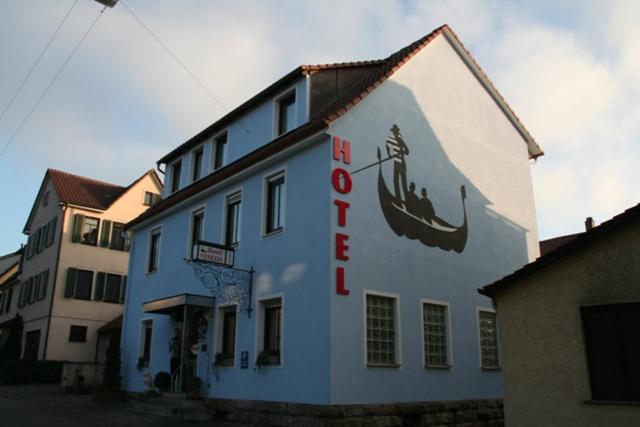 een wit gebouw met een bord aan de zijkant bij Hotel Venezia in Tübingen