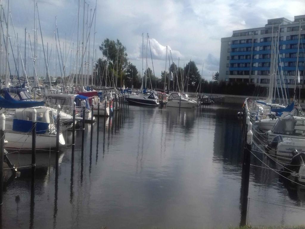 Er liggen boten in een jachthaven. bij Ostsee-Residenz 17 in Damp