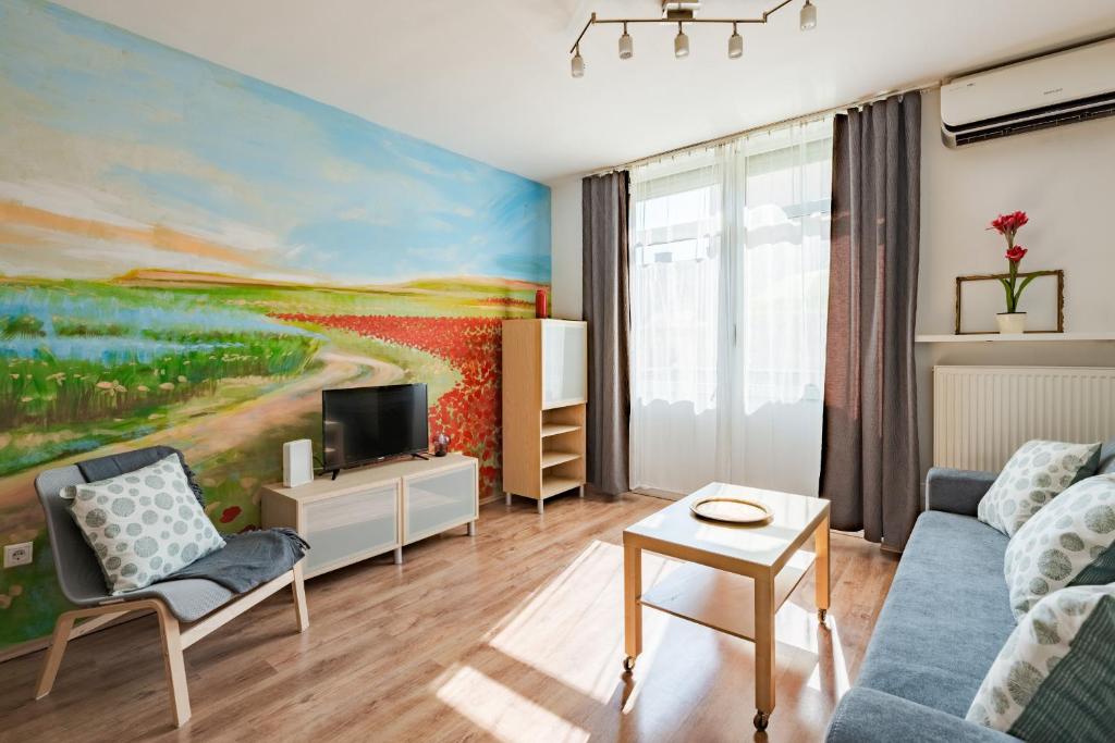 ブダペストにあるRakoczi Apartmentsの壁画のあるリビングルーム