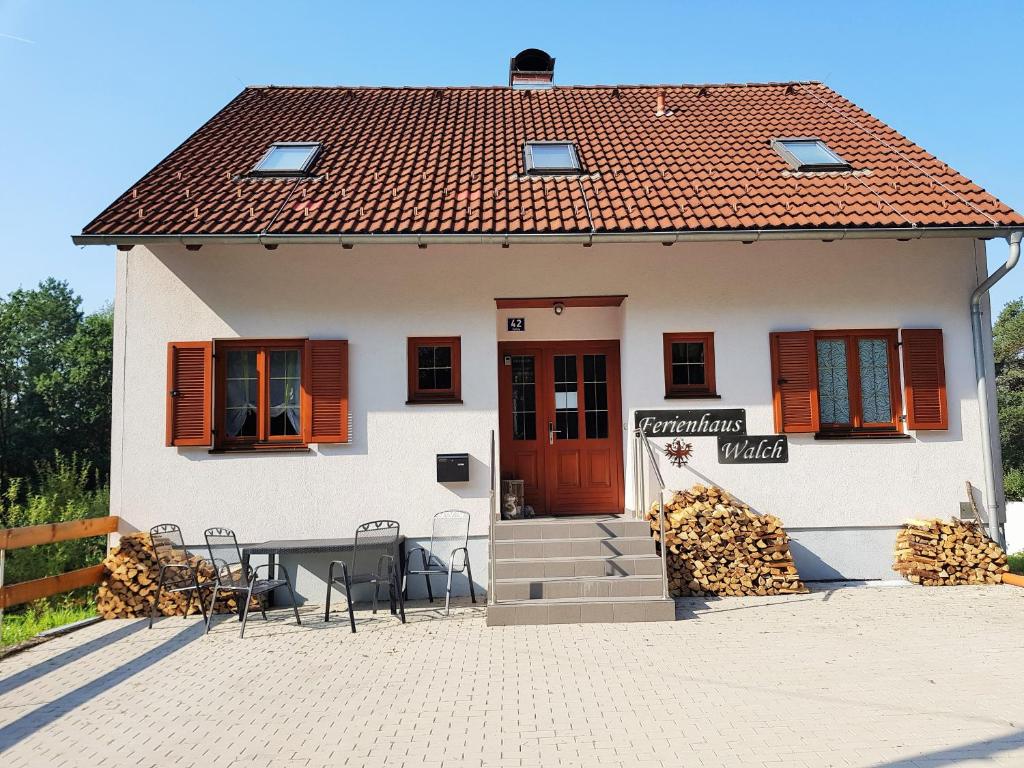 una pequeña casa blanca con techo rojo en Ferienhaus Walch, en Stinatz
