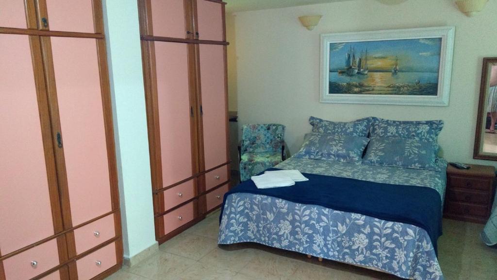 Tempat tidur dalam kamar di Casarão Praia Barra Da Tijuca 16 Hóspedes