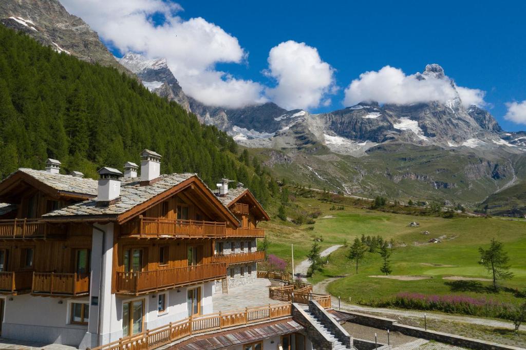 a building with a view of a mountain at 3 Chalets Aparthotel in Breuil-Cervinia