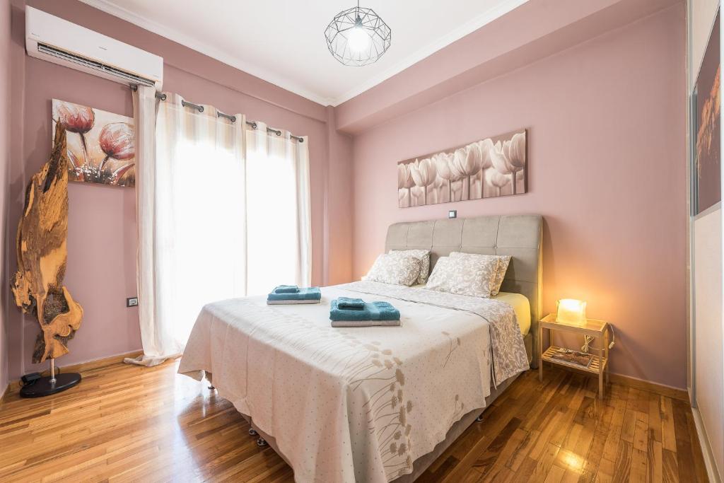 En eller flere senge i et værelse på Stylish Luxury Apartment near Acropolis at Neos Kosmos metro station