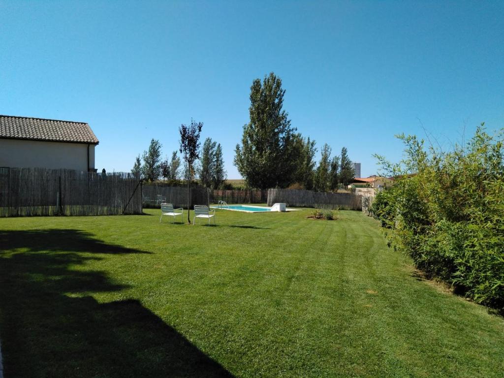 サラマンカにあるCasas Olmo y Fresno jardín y piscina a 17 kilómetros de Salamancaの囲い付きの庭