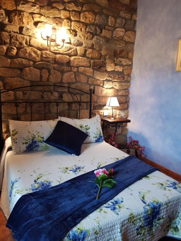 A bed or beds in a room at Casa Rural Juntana