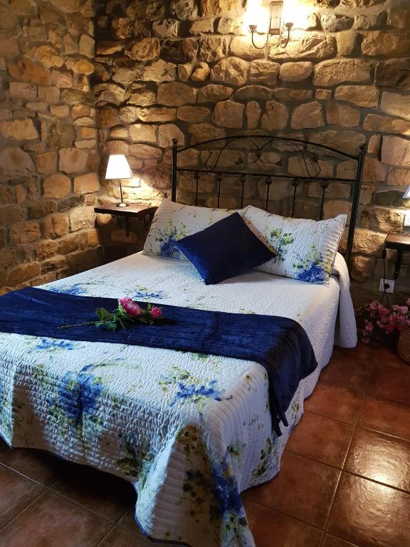 A bed or beds in a room at Casa Rural Juntana