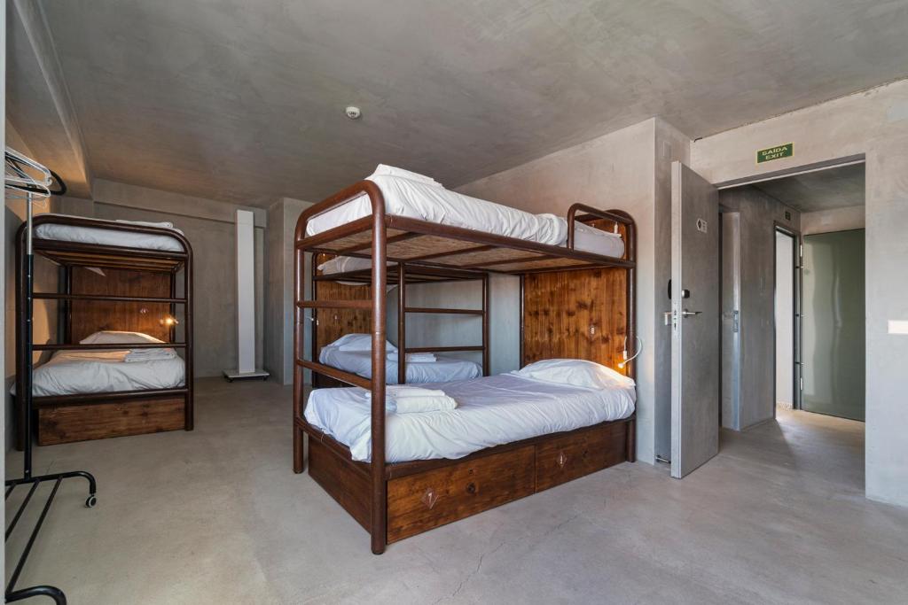 Кровать или кровати в номере N1 Hostel Apartments and Suites