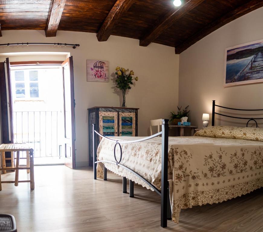 1 Schlafzimmer mit 2 Betten und Holzboden in der Unterkunft La Suite del Vicolo in Agrigento