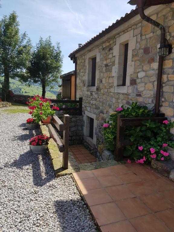 A garden outside Casa Rural Juntana