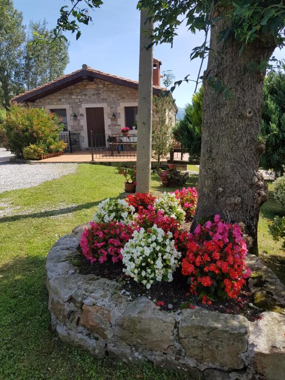 A garden outside Casa Rural Juntana