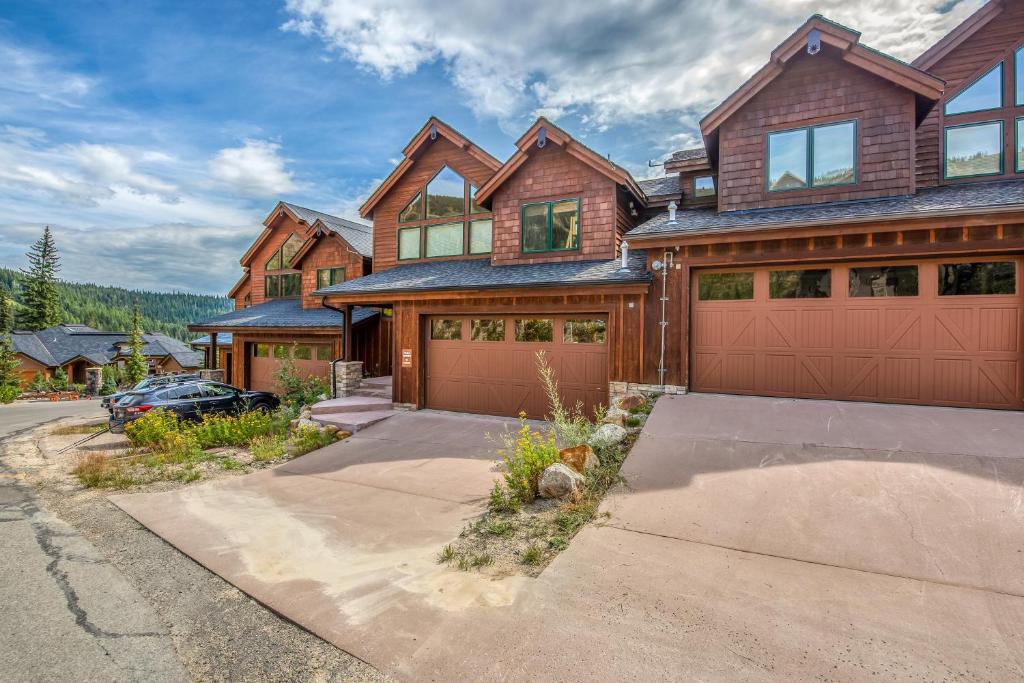 a house with a driveway and a garage at Northwest Passage Retreat in Sandpoint