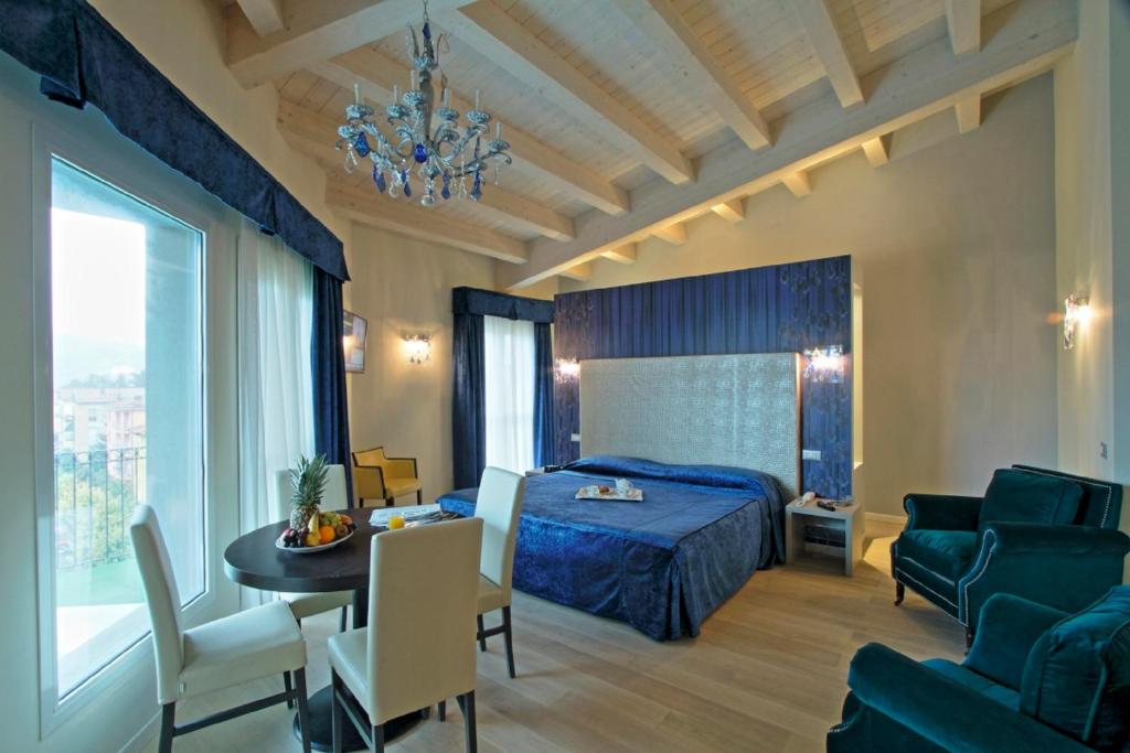 A bed or beds in a room at Boutique Hotel Calzavecchio