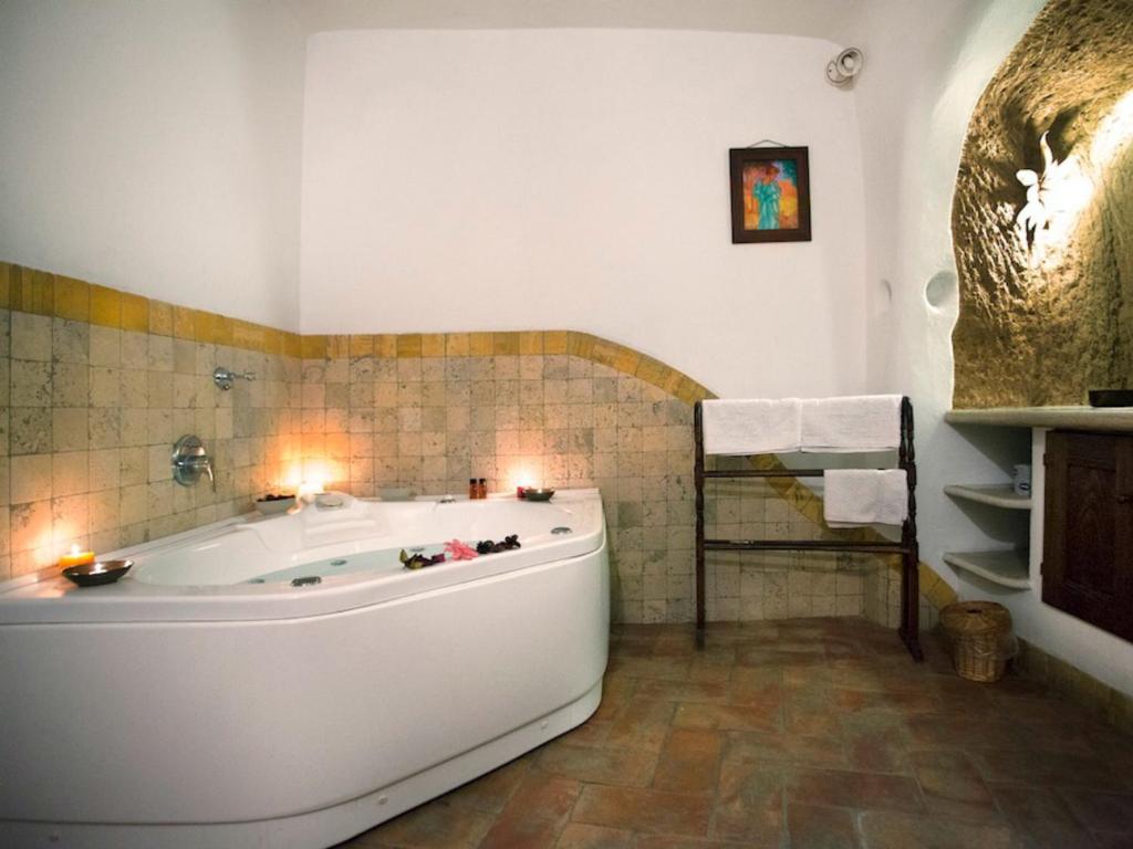 A bed or beds in a room at La Casa Degli Archi
