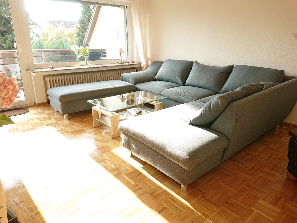 - un salon avec un canapé et une table dans l'établissement Ferienwohnung Asenberg, à Bad Salzuflen