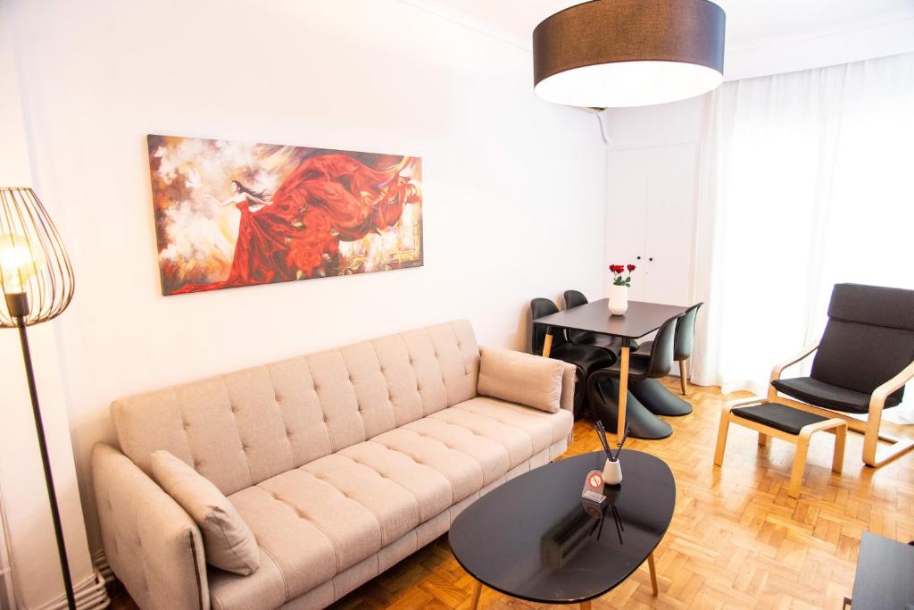 uma sala de estar com um sofá e uma mesa em Thessaloniki Center Apartment On The Sea em Tessalônica