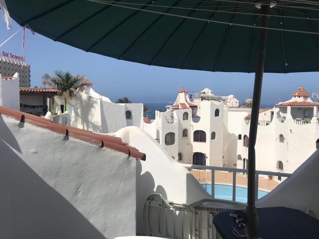 En balkong eller terrasse på wonderful white appartament in las Tortugas