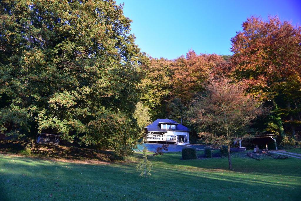 ein Haus inmitten eines Feldes mit Bäumen in der Unterkunft La Bellevue, maison entière in Hénouville