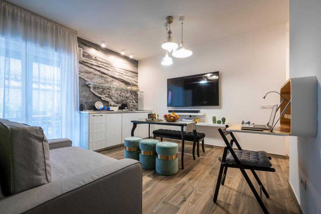 Alga 5-Star Boutique Apartment Steps from the Sea - Housity